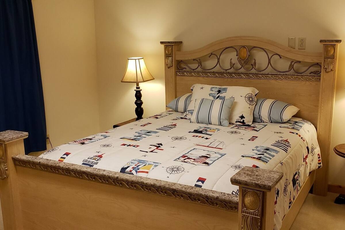 Standard Room, 1 Queen Bed, Non Smoking | Minibar, cribs (surcharge), rollaway beds (surcharge), WiFi (free)