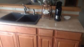 Chambre quadruple, 2 grands lits, non-fumeur | Cuisine privée | Mini-réfrigérateur, four à micro-ondes, cafétière à espresso