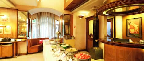 Frukostbuffé varje dag (INR 350 per person)
