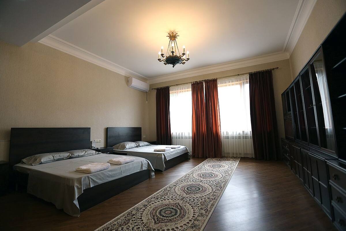 1 habitación, tabla de planchar con plancha, wifi gratis y ropa de cama