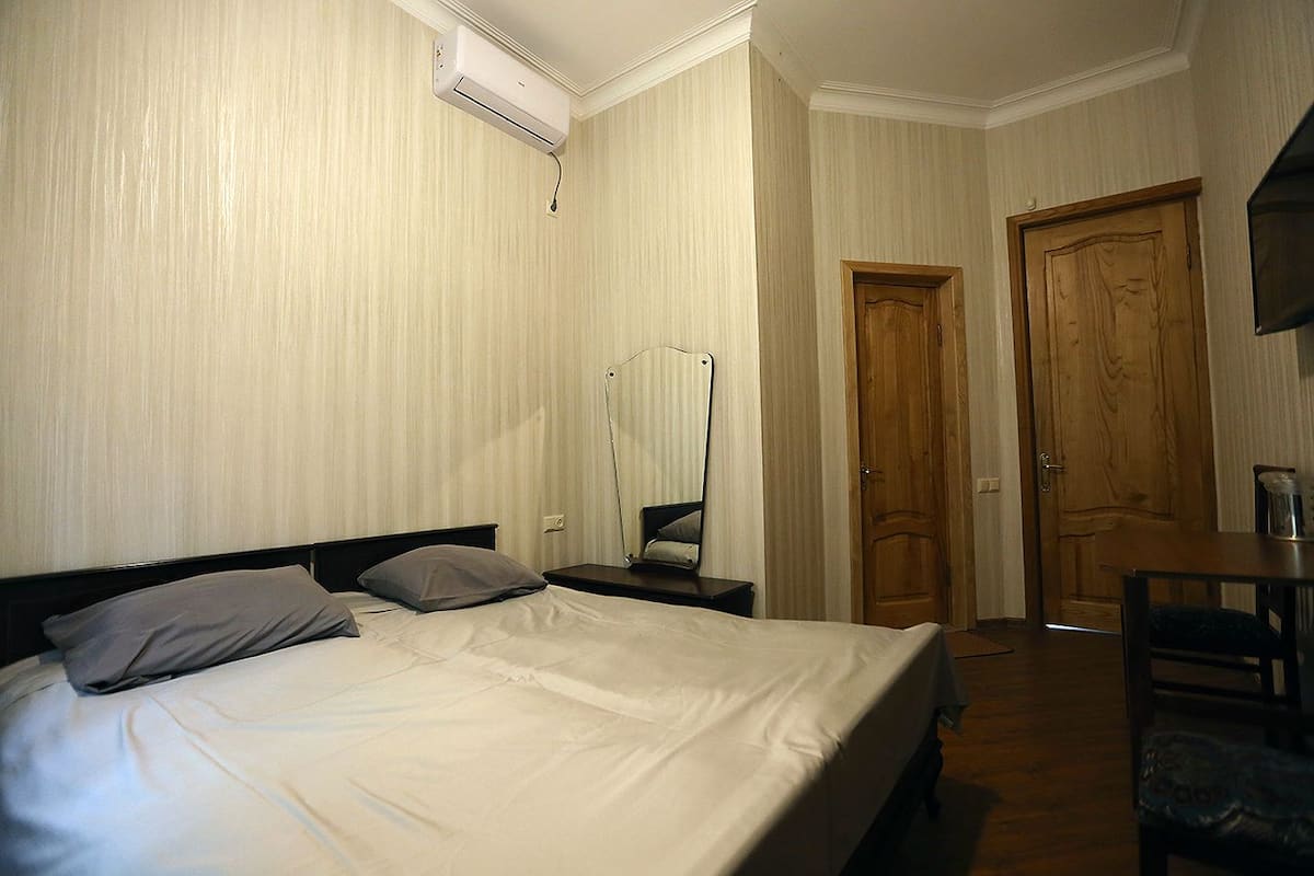 Basic-Einzelzimmer, 1 Doppelbett, Stadtblick | Bügeleisen/Bügelbrett, kostenloses WLAN, Bettwäsche