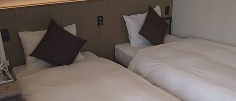 0B | Escritorio, cortinas blackout y tabla de planchar con plancha