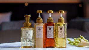 Bañera con ducha, bañera profunda, artículos de tocador gratuitos