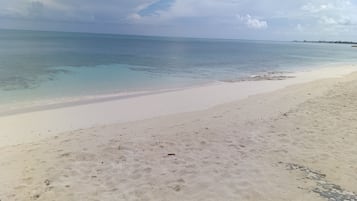 Nära stranden och vit sandstrand