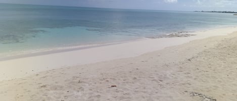 Nära stranden och vit sandstrand