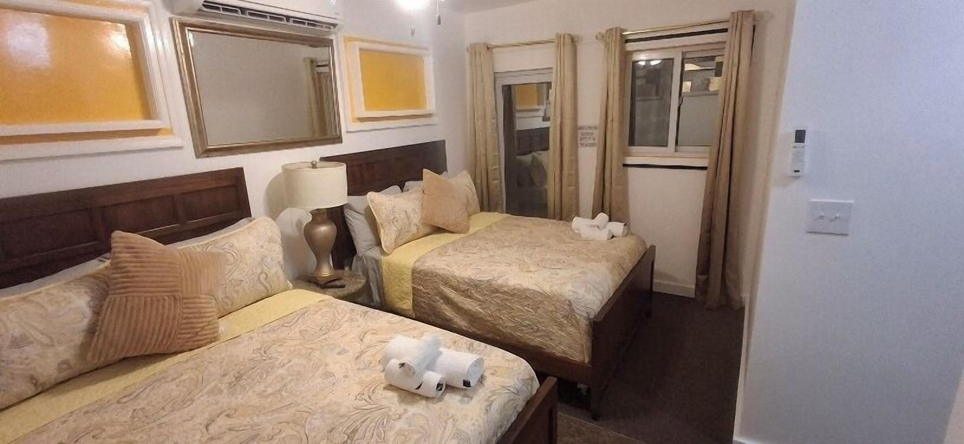 이그제큐티브 스위트, 더블침대 2개, 수영장 전망 | 미니바, 책상, 노트북 작업 공간, 다리미/다리미판