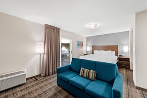 Suite, 1 King-Bett und Schlafsofa, barrierefrei, Nichtraucher (Kitchen, Roll-In Shower) | Hochwertige Bettwaren, Pillowtop-Betten, Schreibtisch
