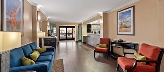 中央 I-8 主流套房酒店