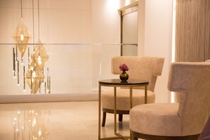 Coin salon dans le hall