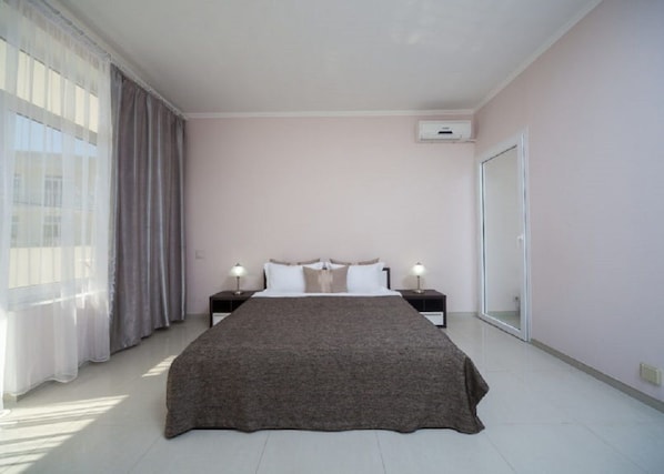 Habitación triple ejecutiva | Ropa de cama de alta calidad y caja de seguridad en la habitación 
