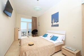 Premium bedding, in-room safe, blackout drapes, iron/ironing board