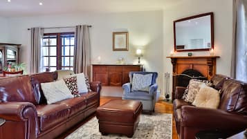 House, 2 Queen Beds, Non Smoking | Living room | LCD TV, fireplace, video game console, DVD player
