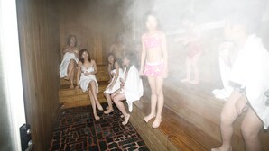 A sauna with wooden walls and a tiled floor. - Wan Jin Hot Spring (New Taipei City)