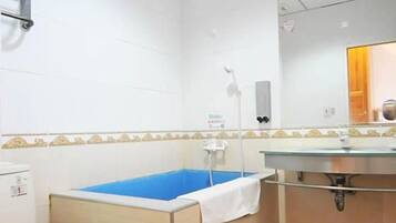 Un baño con inodoro, lavamanos y bañera.