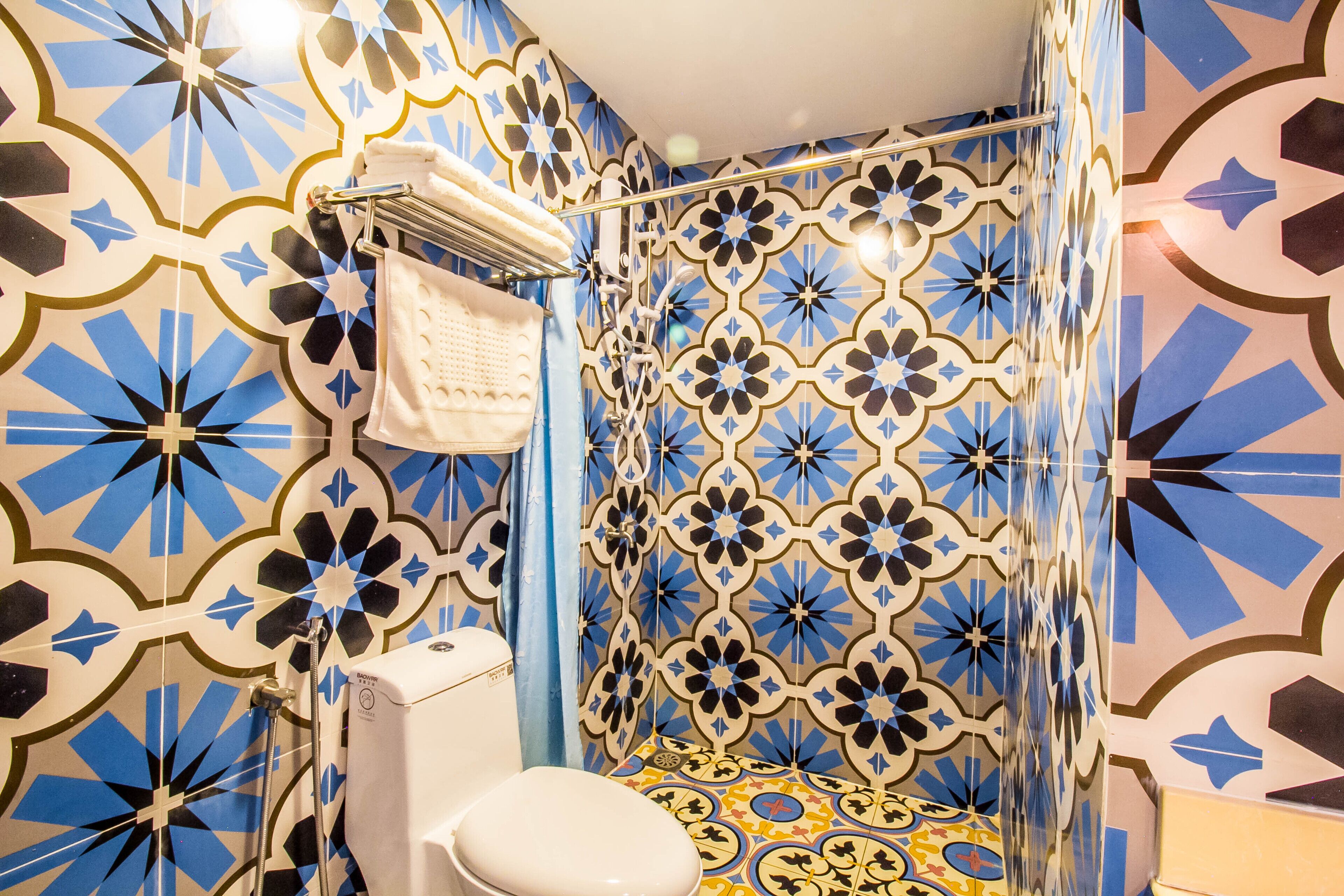 shower, rainfall showerhead, free toiletries, slippers