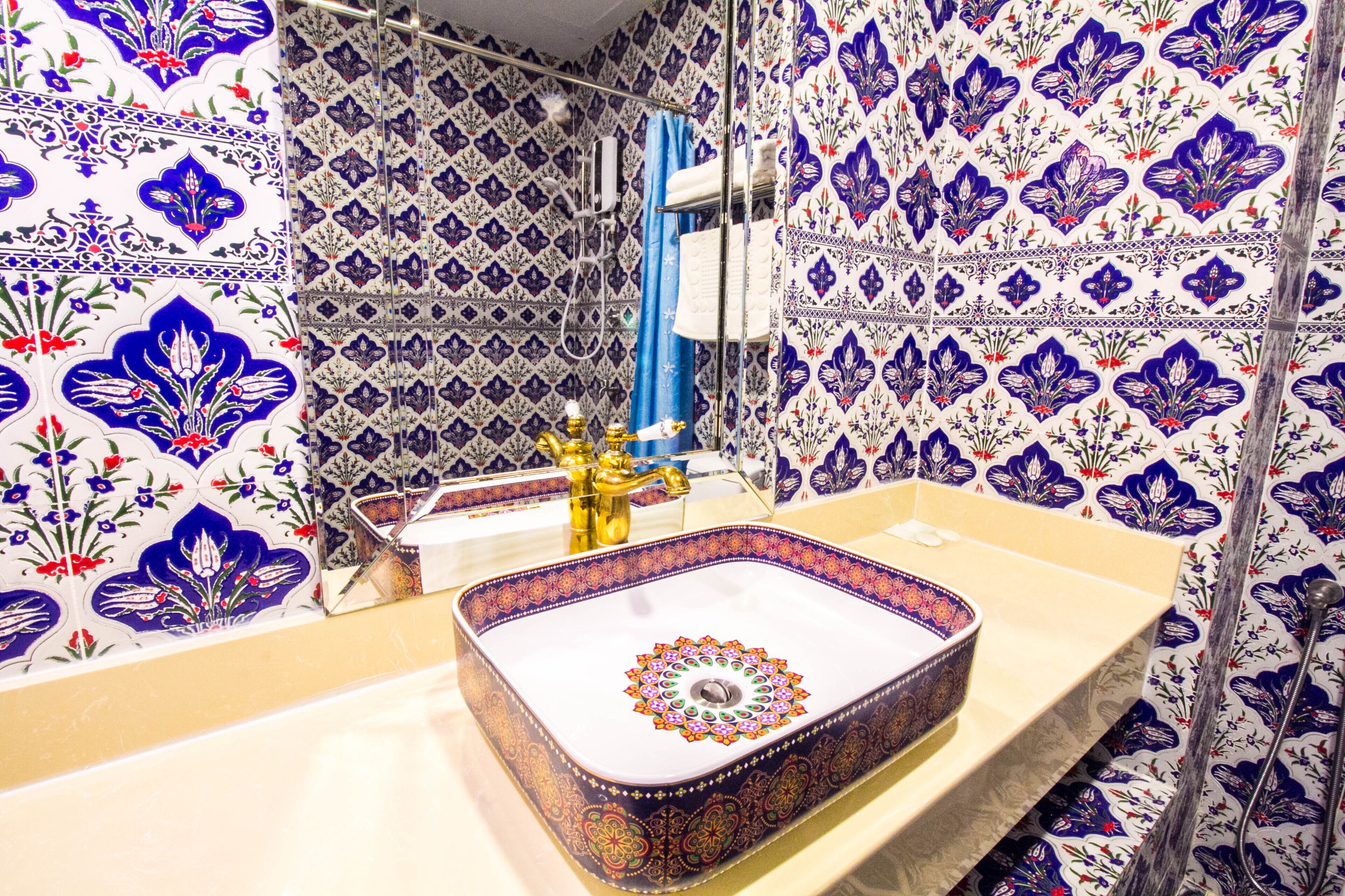 twin room | bathroom | shower, rainfall showerhead, free toiletries, slippers