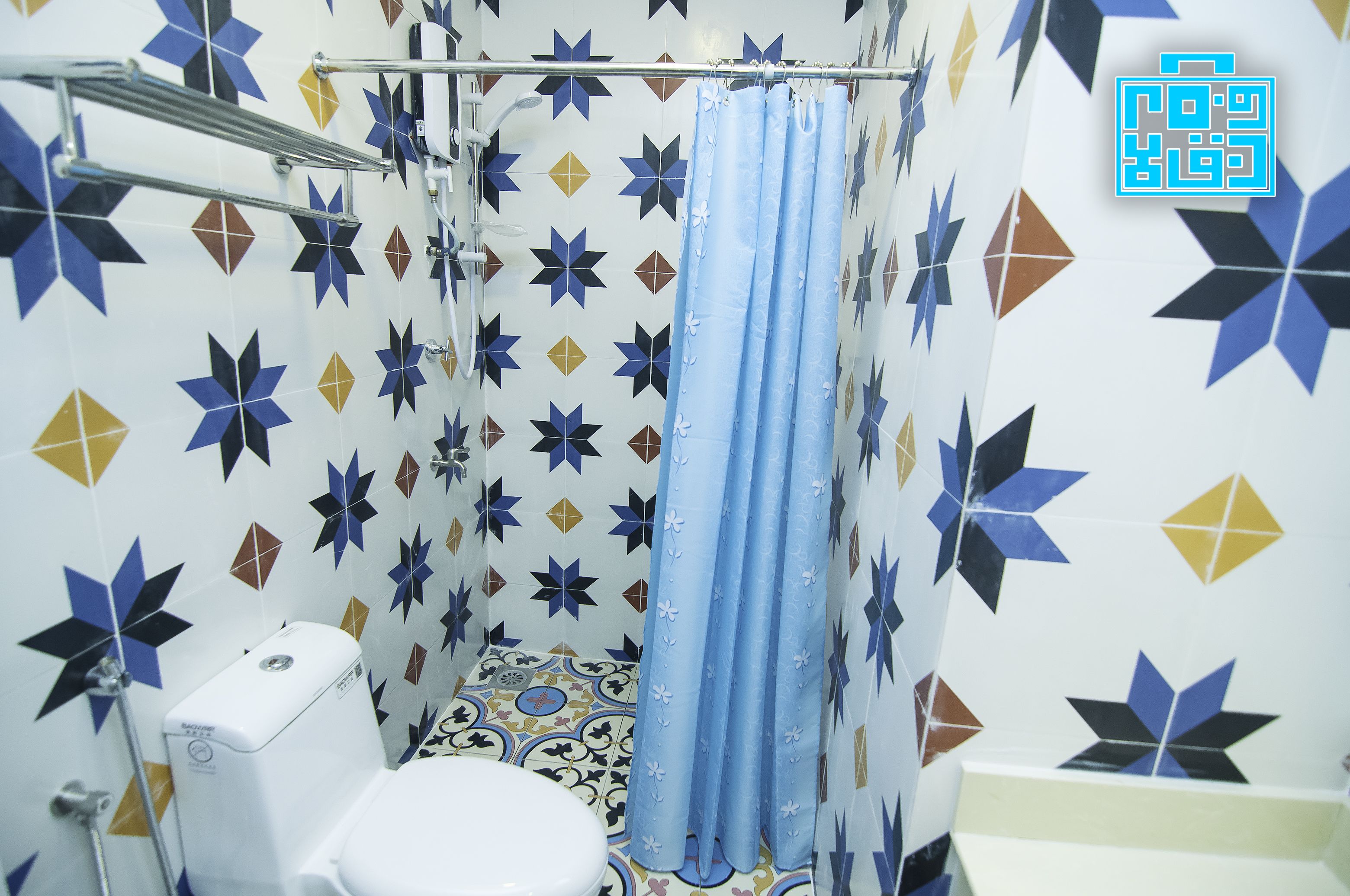 shower, rainfall showerhead, free toiletries, slippers