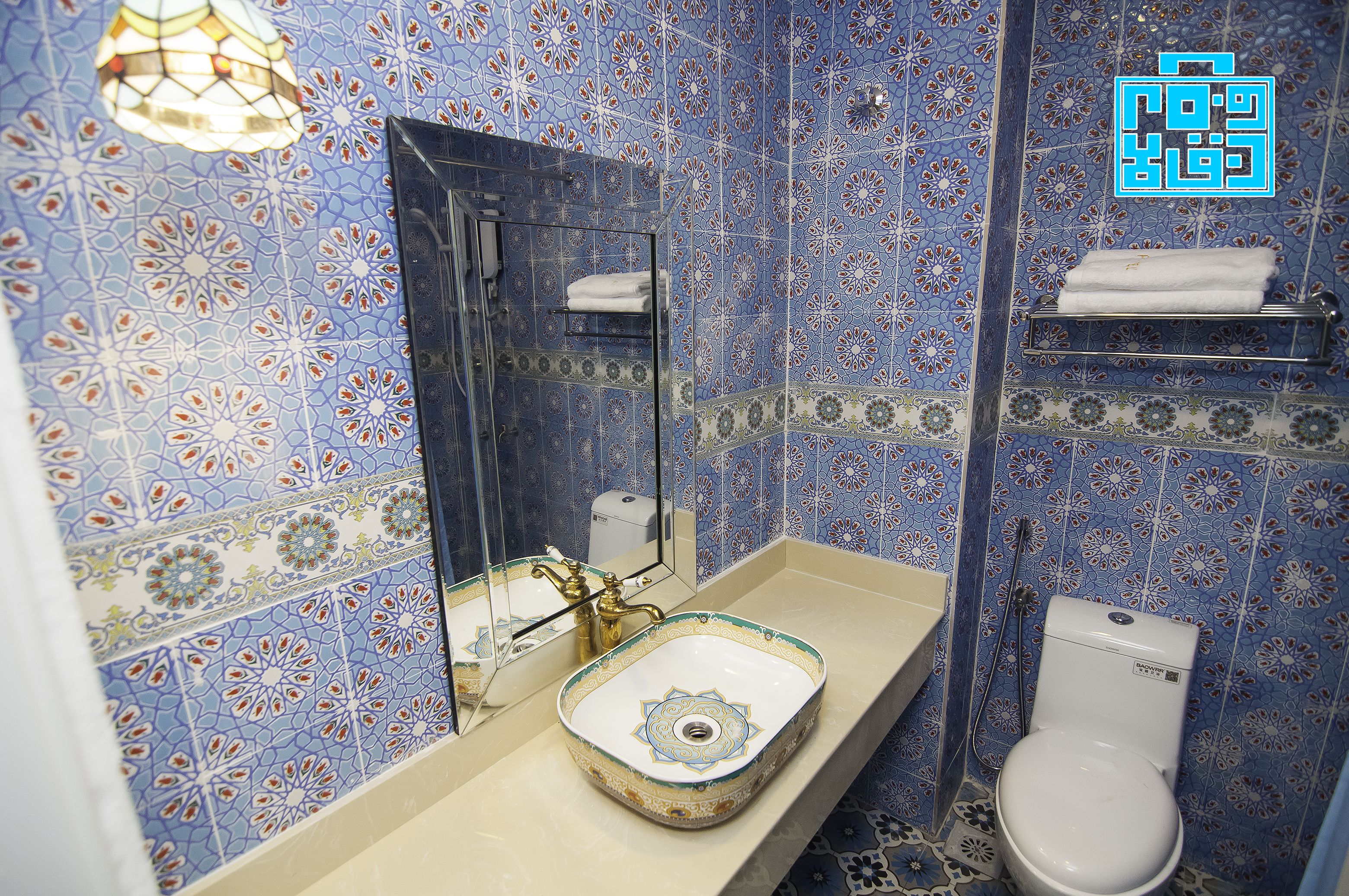 shower, rainfall showerhead, free toiletries, slippers