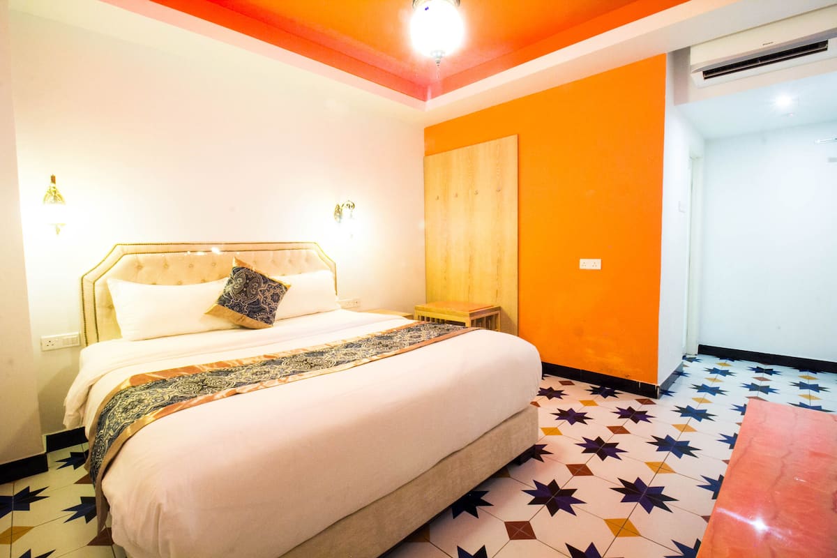 Economy Double Room, 1 Queen Bed | Soundproofing, iron/ironing board (on request), WiFi (free), bed sheets