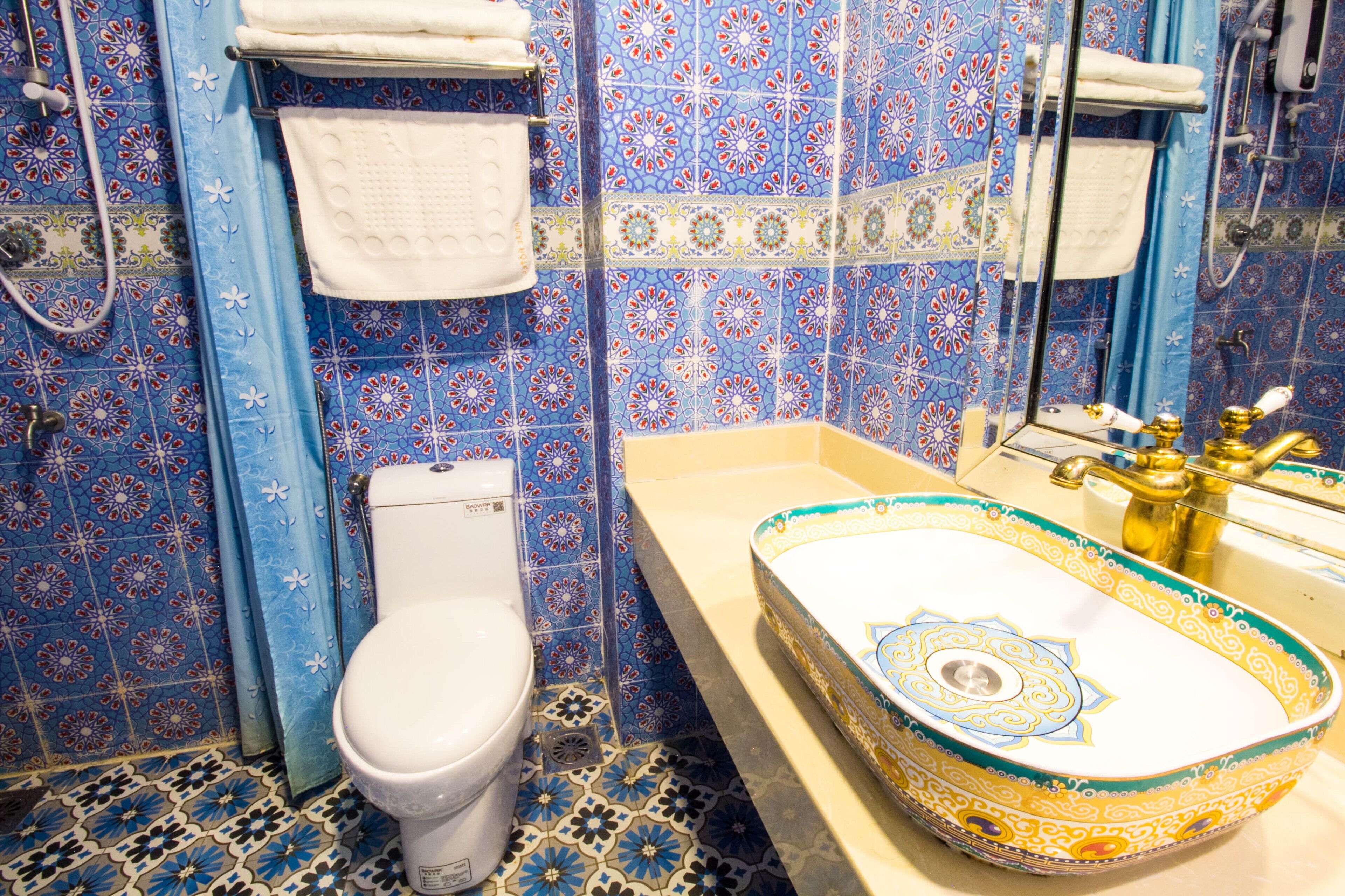 economy double room, 1 queen bed | bathroom | shower, rainfall showerhead, free toiletries, slippers