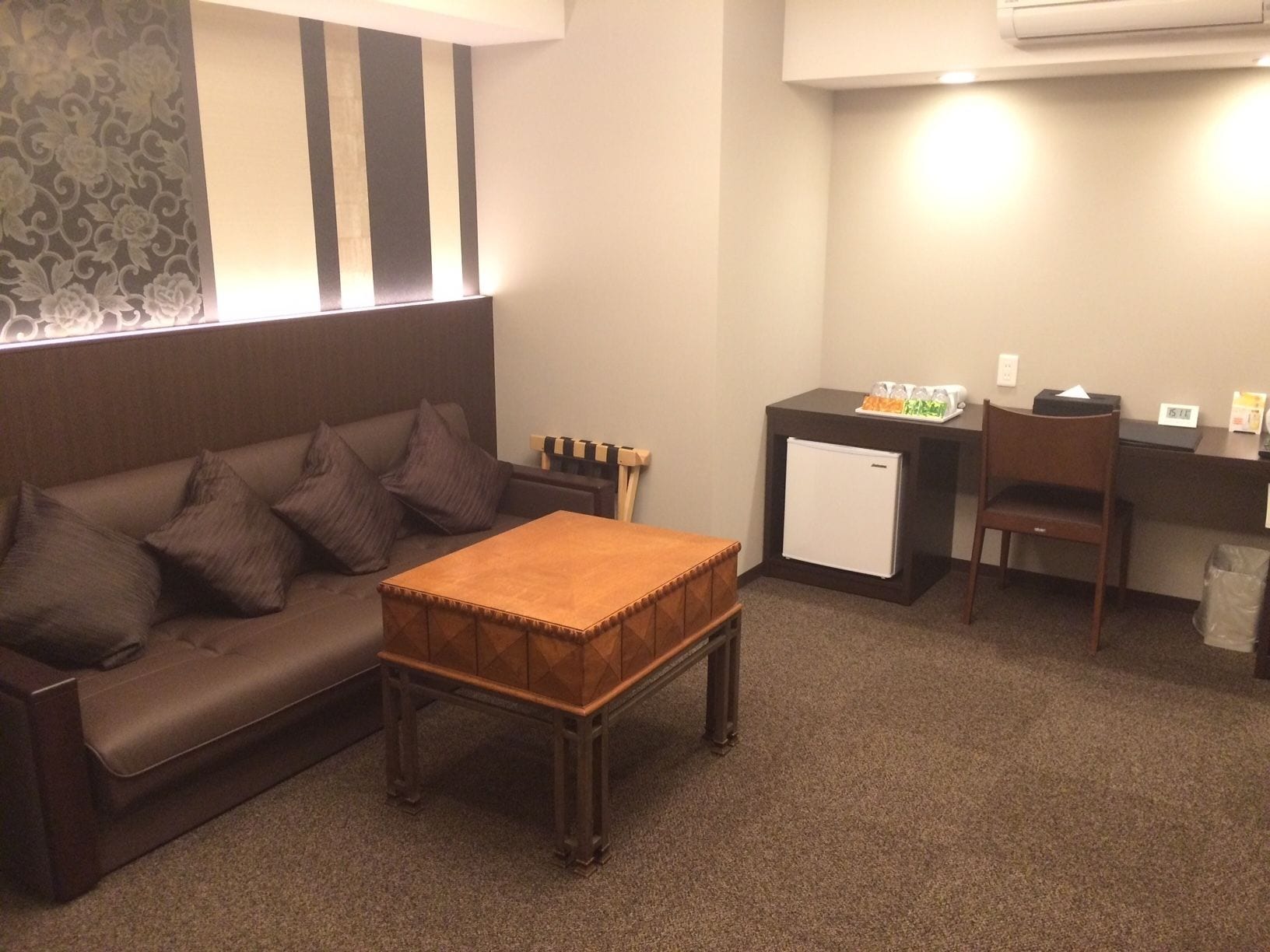 suite | living area | flat-screen tv