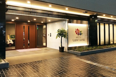 Property entrance. Hotel Lantana Osaka
