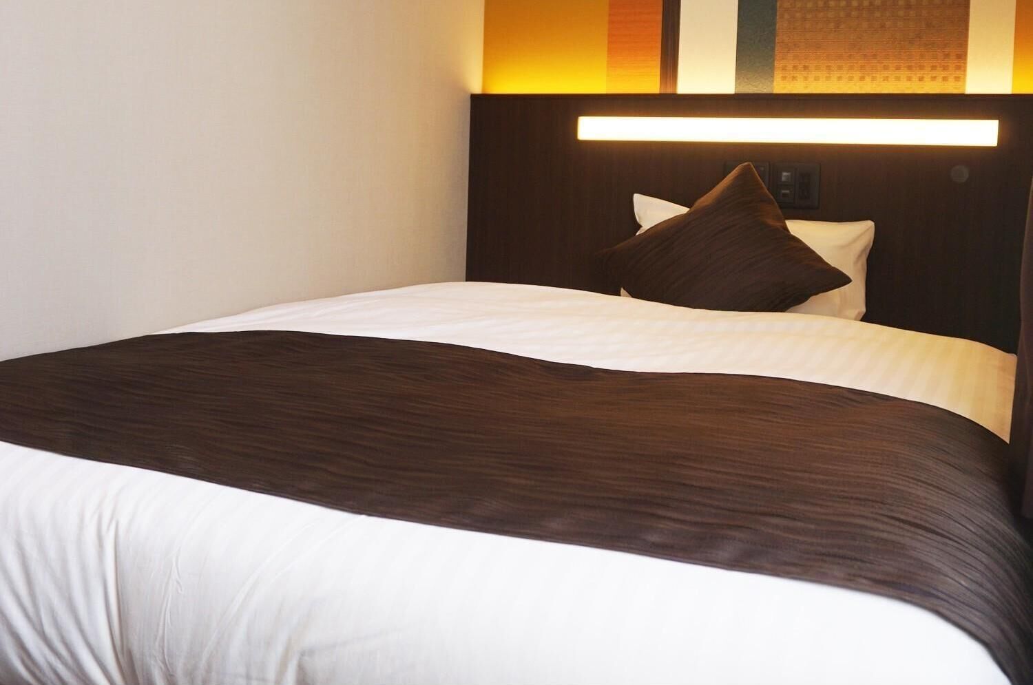 down duvets, laptop workspace, free wifi, bed sheets