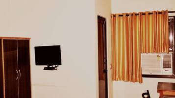 In-room safe, individually decorated, individually furnished, desk