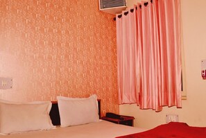 Economy kamer | Een kluis op de kamer, individueel gedecoreerd, individueel gemeubileerd