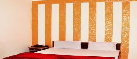 Peti besi dalam bilik, dihias secara berasingan