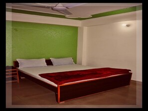 Economy kamer | Een kluis op de kamer, individueel gedecoreerd, individueel gemeubileerd