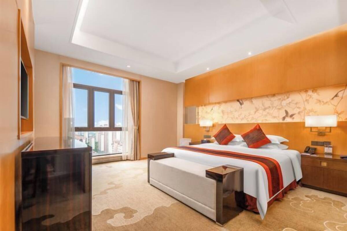 1 bedroom, premium bedding, minibar, in-room safe