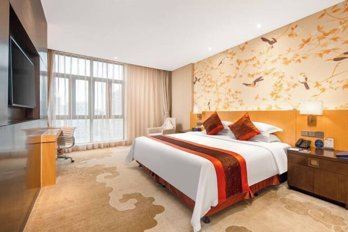 1 bedroom, premium bedding, minibar, in-room safe