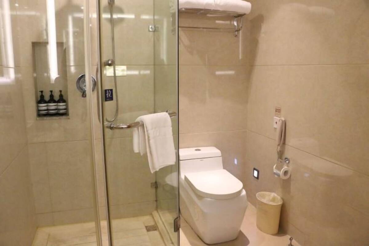 Cabezal de ducha tipo lluvia, artículos de tocador gratuitos