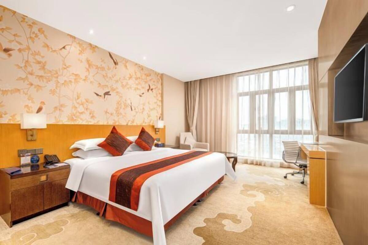 1 bedroom, premium bedding, minibar, in-room safe