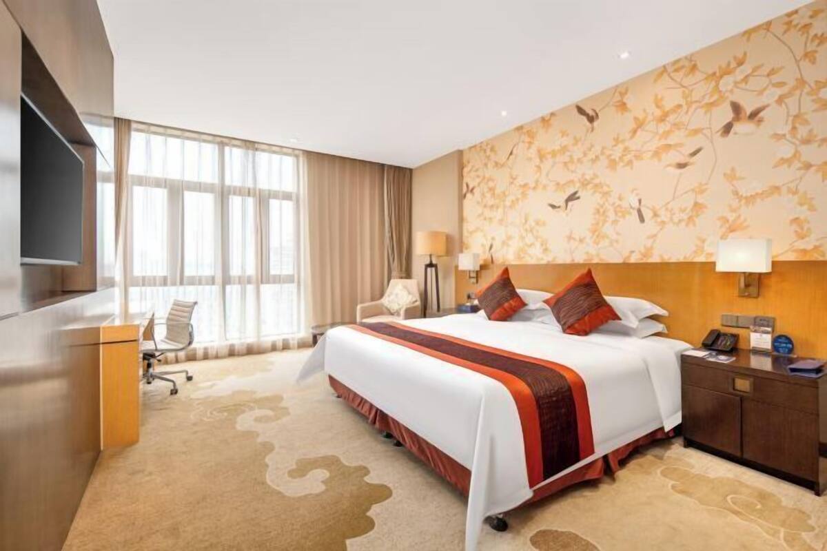 1 bedroom, premium bedding, minibar, in-room safe