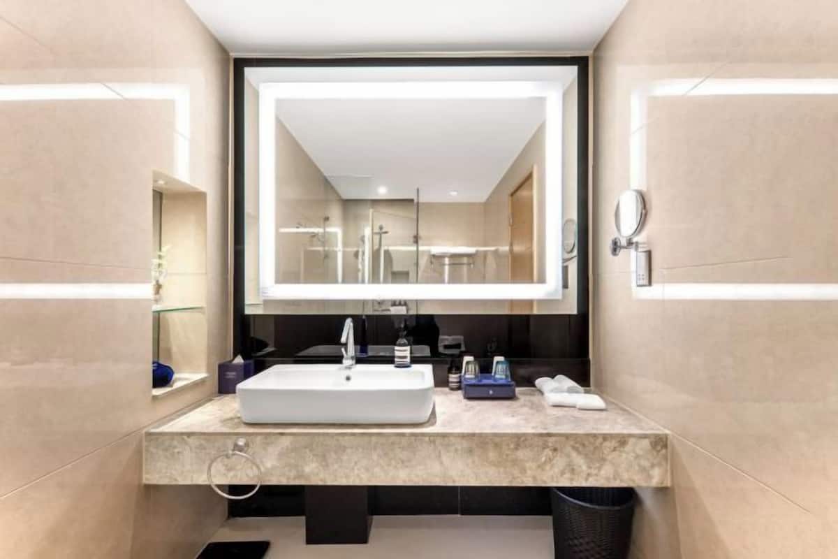 Cabezal de ducha tipo lluvia, artículos de tocador gratuitos