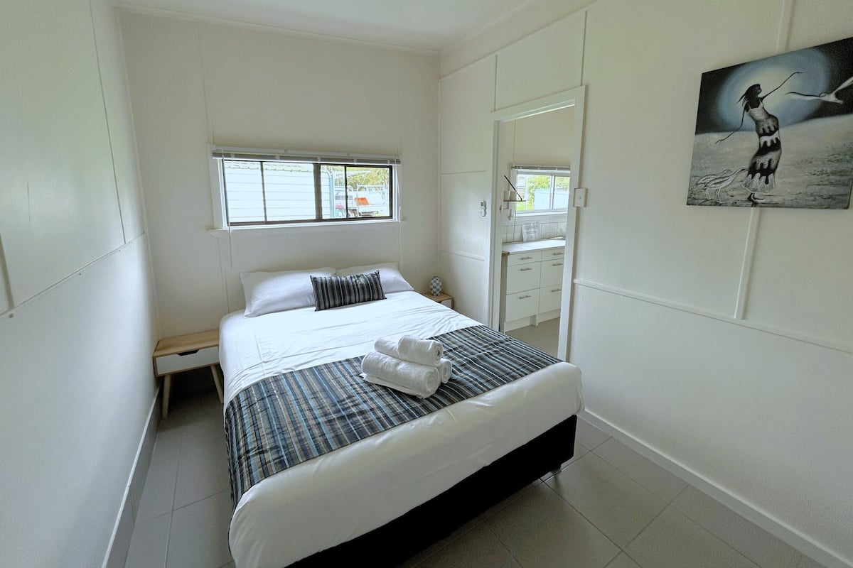 Standard Cabin | Iron/ironing board, WiFi (free), bed sheets
