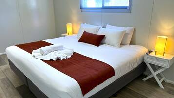 Tabla de planchar con plancha, wifi gratis y ropa de cama