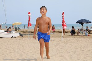 Privatstrand, Liegestühle, Sonnenschirme, Strandbar