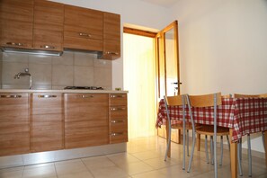 Fridge, stovetop, cookware/dishes/utensils - Camping Euro 92 (Vieste)