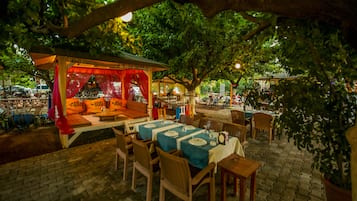 Petit déjeuner, déjeuner et dßner servis sur place