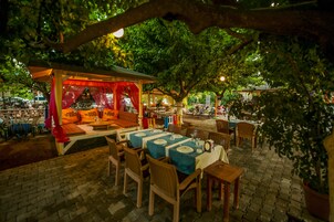 供应早餐、午餐和晚餐