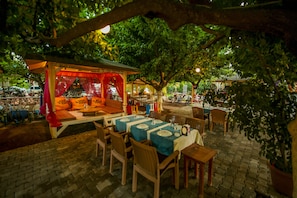 S'hi serveixen esmorzars, dinars i sopars