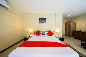 Deluxe Double Room | Free WiFi, bed sheets - OYO 118 Beach Walk Stay (Patong)