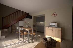 Een koelkast, een microgolfoven, een kookplaat, een espressoapparaat