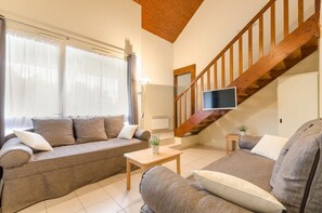 Cottage, 4 slaapkamers | Woonkamer | Flatscreentelevisie en een tafeltennistafel