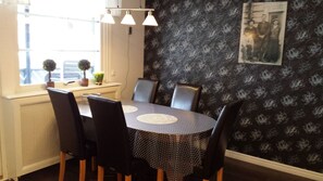 Villa, 4 Schlafzimmer, Sauna, Gartenblick | Essbereich im Zimmer