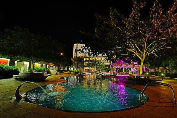 2 outdoor pools