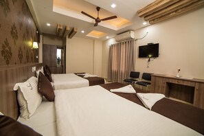 ห้องสแตนดาร์ดดับเบิล (AC) | โต๊ะทำงาน, พื้นที่ทำงานแบบใช้แล็ปท็อป, ผ้าม่านกันแสง, Wi-Fi ฟรี